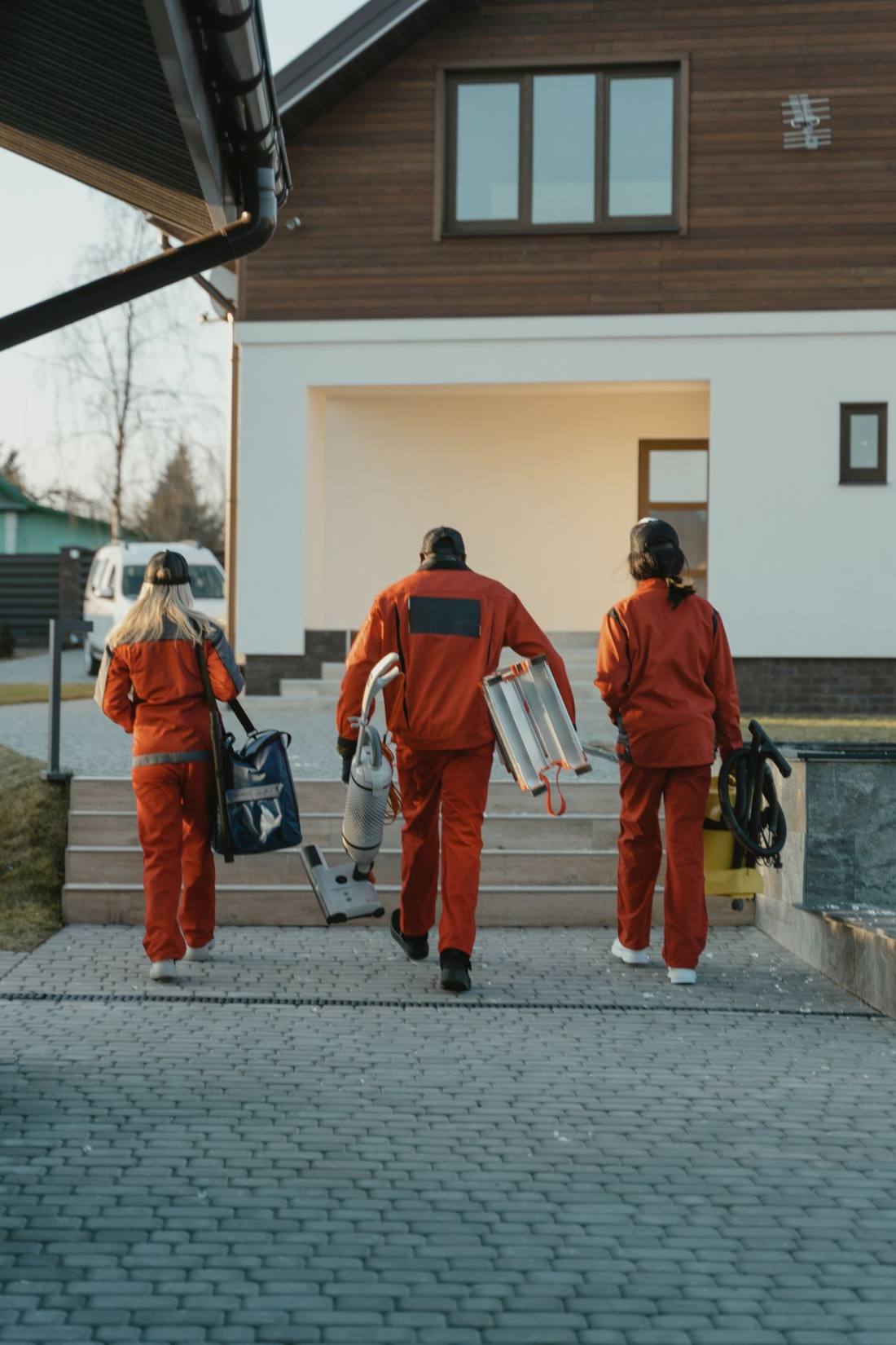 Reinigungsteam auf dem Weg zum Einsatz