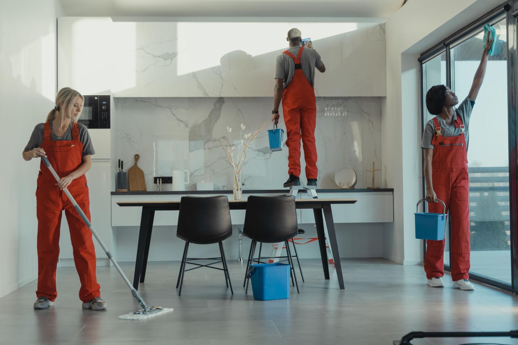 Reinigungsteam bei der Arbeit in einem hellen Büroraum